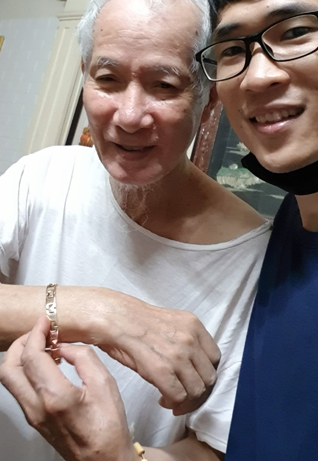 Hình ảnh khách hàng hài lòng khi mua hàng tại vongdieuhoahuyetap.com