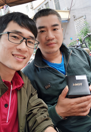 Hình ảnh khách hàng hài lòng khi mua hàng tại vongdieuhoahuyetap.com