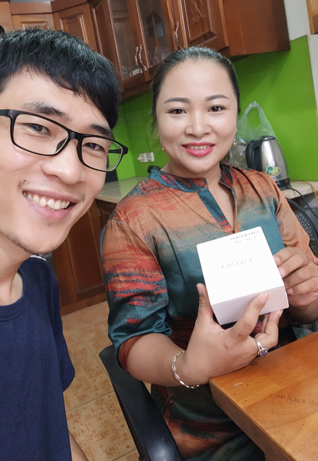 Hình ảnh khách hàng hài lòng khi mua hàng tại vongdieuhoahuyetap.com